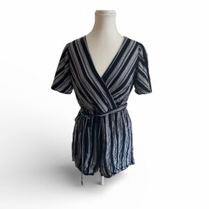 🌻3x$20
Romper  blue and white stripes V neck